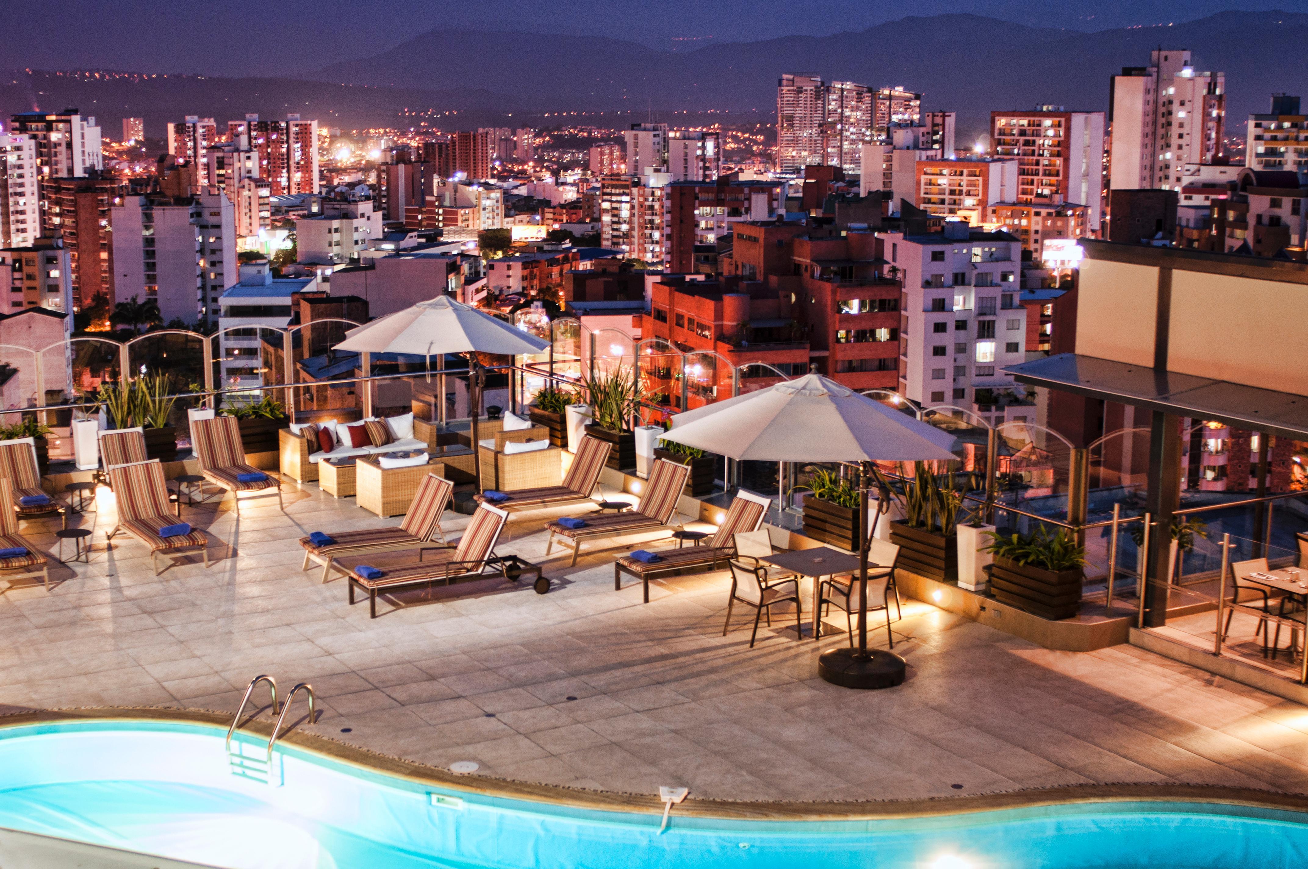 Hotel Dann Carlton Bucaramanga Exteriér fotografie View from the hotel's rooftop pool