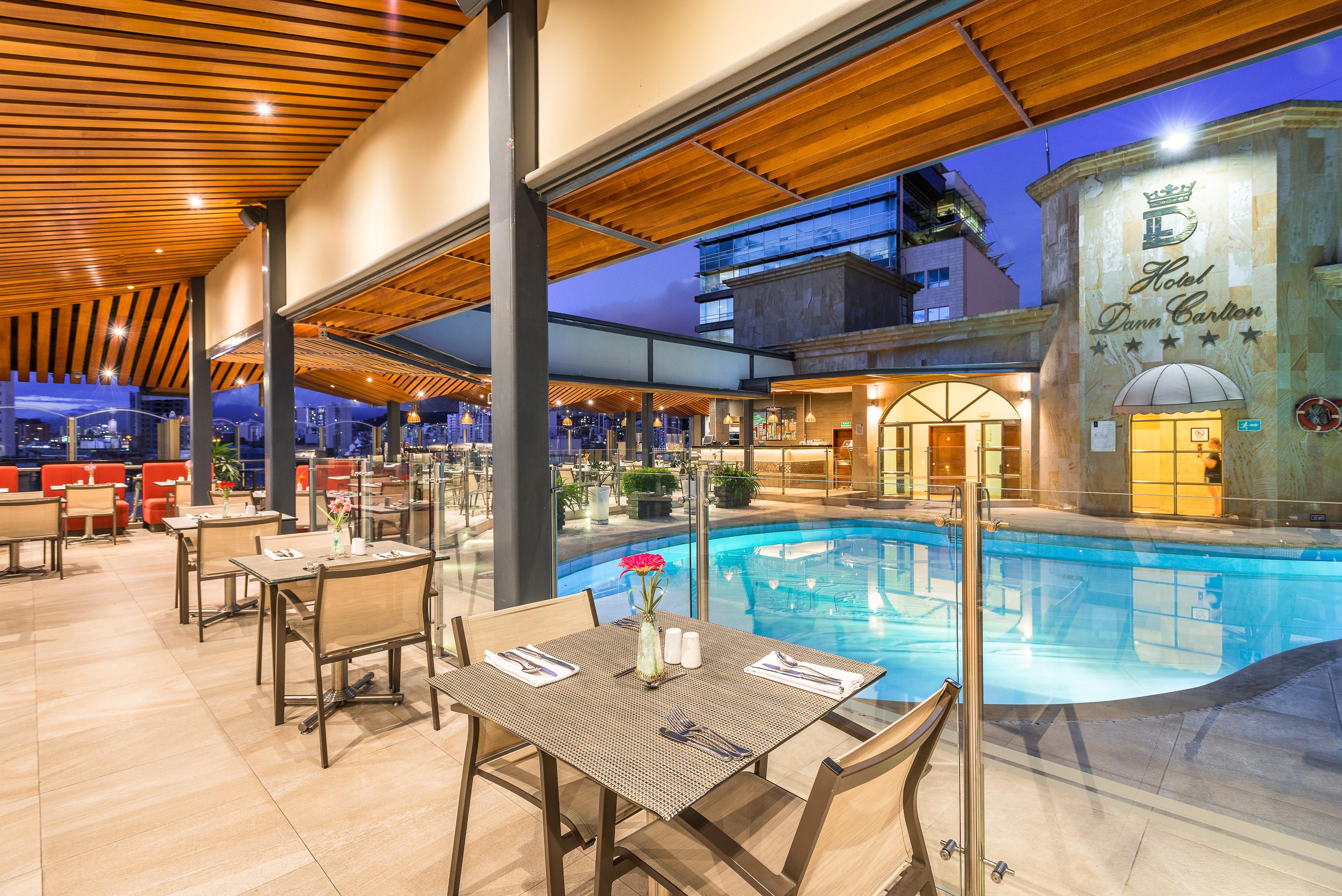 Hotel Dann Carlton Bucaramanga Exteriér fotografie The pool at the hotel