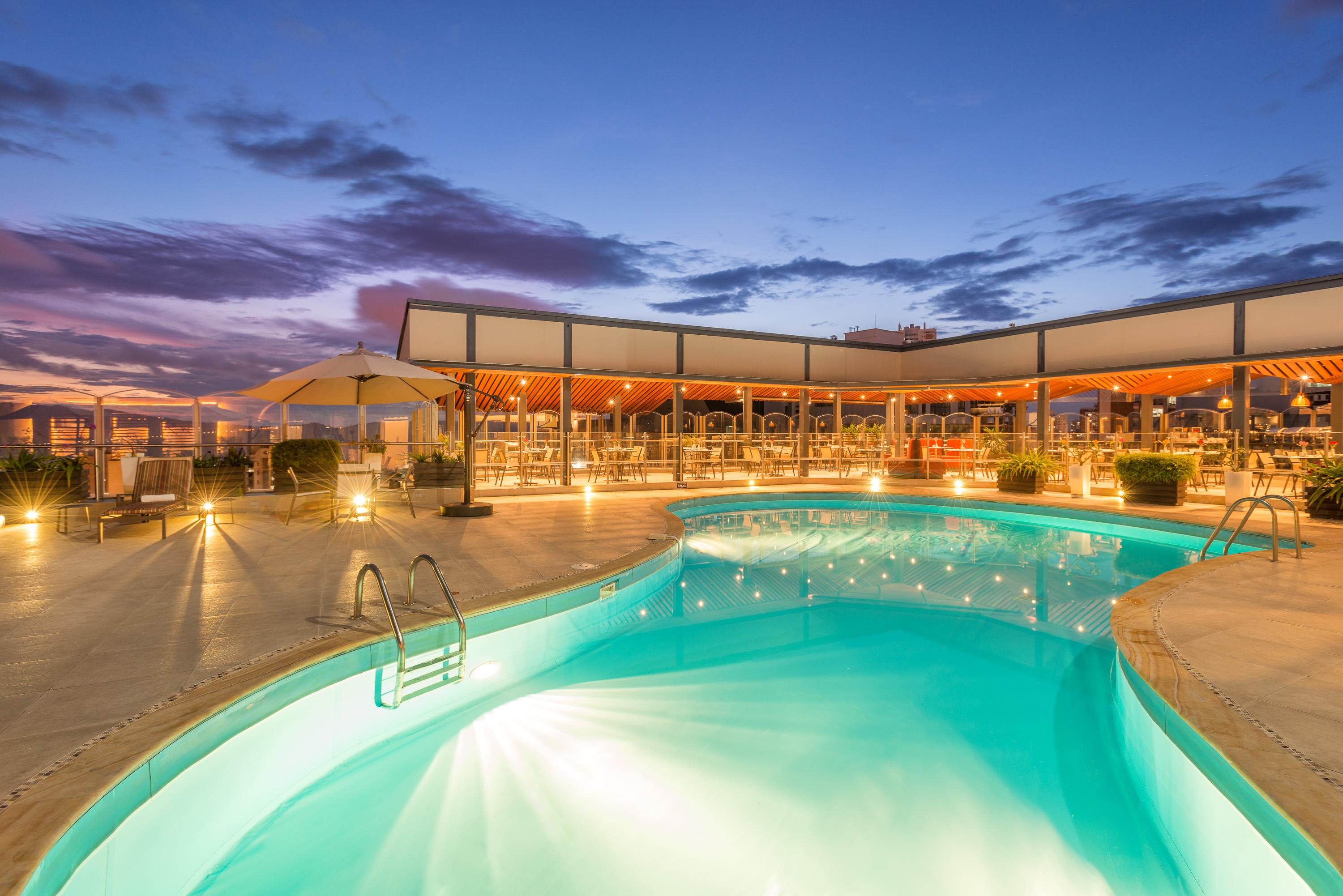 Hotel Dann Carlton Bucaramanga Exteriér fotografie Rooftop pool at the hotel